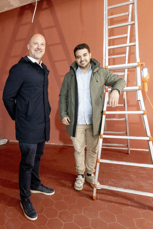 Ricardo Temiño (d.) y Michele Corbani, uno de los socios fundadores junto a Andrea Spada del contenedor creativo Ilmiodesign.