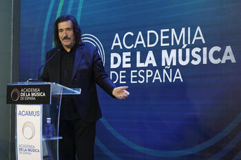 El compositor y director de orquesta Luis Cobos anuncia a los nominados a la primera edición de los premios de la recién constituida Academia de la Música de España