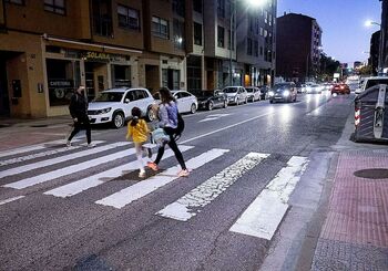 Sin badén en un peligroso paso de cebra de la calle Madrid