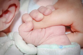 Los nacimientos bajan en España un 30% en la última década