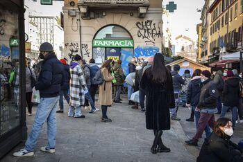 Italia impone de nuevo mascarillas en el exterior