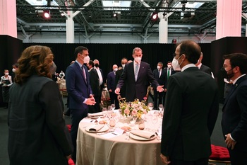 Felipe VI, Sánchez y Aragonès comparten mesa en el MWC
