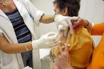 La vacuna gripe-covid para mayores de 70 será con autocita