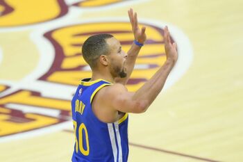 La 'puntilla' de Curry sentencia a los Cavaliers