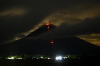El volcán Semeru en Indonesia entra de nuevo en erupción