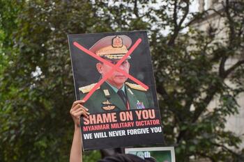 Los birmanos protestan durante el cumpleaños del líder golpista