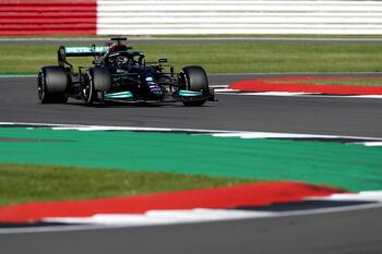 Hamilton se sobrepone a la sanción para arrasar en Silverstone