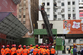 300 atrapados en un incendio en un rascacielos de Hong Kong