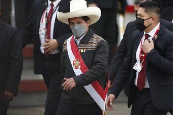 La oposición peruana presenta una moción censura contra Castillo