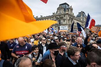 Miles de franceses protestan contra el certificado COVID