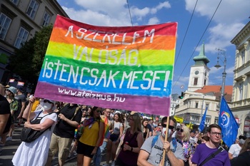Budapest celebra el Orgullo Gay y clama contra Orbán