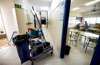 Un contrato exprés adelanta la limpieza extra en colegios