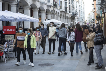 Una muerte por covid y caída de contagios del 35% en Burgos