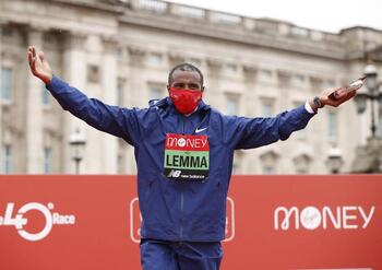 Lemma y Jepkosgei reinan en el maratón de Londres