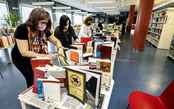 Las inundaciones dañan 900 libros de la Biblioteca de la UBU