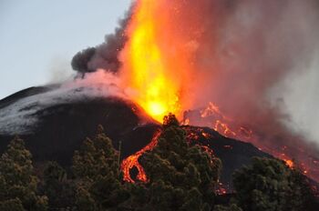 La lava arrasa casi 998 hectáreas y 2.613 edificaciones