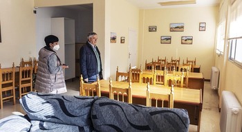 El centro de refugiados de Salas, bien equipado pero vacío