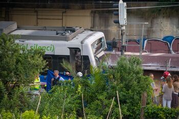 Un muerto y 86 heridos tras descarrilar un tren en Sant Boi