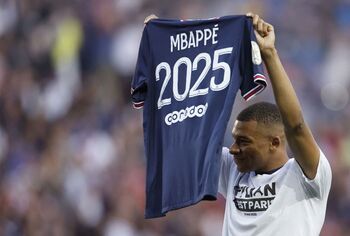 Mbappé se queda en el PSG: 