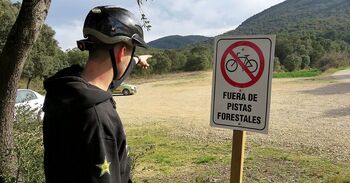 Ciclistas indignados por los carteles sin firmas en San Juan