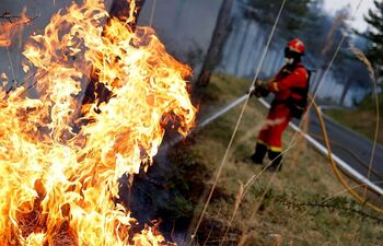 La oleada de incendios mantiene la alerta en Navarra y Aragón