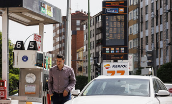 La gasolina supera los 2 euros por litro en 50 surtidores