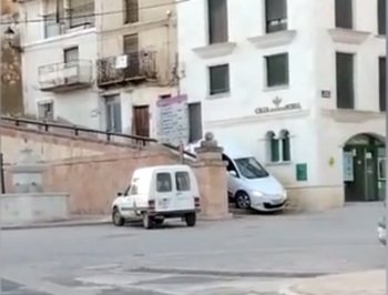 Sorprenden a un arandino bajando en coche por unas escaleras