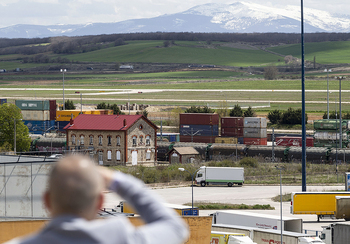 El frenazo en la industria congela los trenes en Villafría