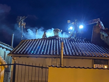 Incendio en el tejado de una vivienda en Cardeñajimeno