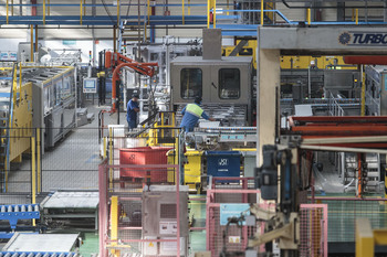 La producción industrial cae un 4,6% en julio en la región