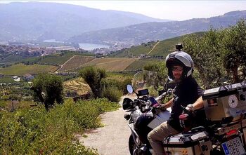Miquel Silvestre recorre la España vaciada en su moto
