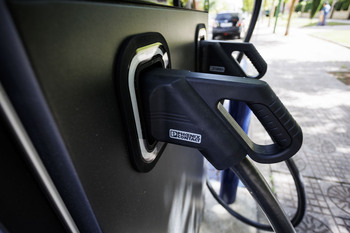 La Cámara de Comercio aborda las ventajas del coche eléctrico