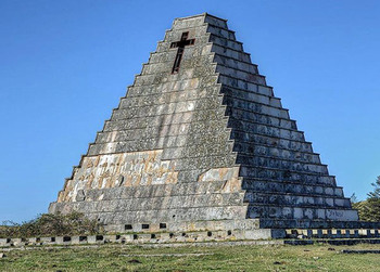 Compromís pide retirar la Pirámide del Puerto del Escudo