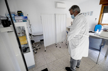 Primaria estabiliza a 66 médicos en centros de salud