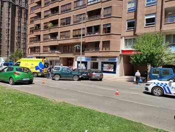 Choca contra un coche aparcado en avenida La Paz