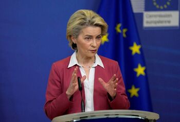 Bruselas retiene los primeros 15 millones de fondos a Polonia