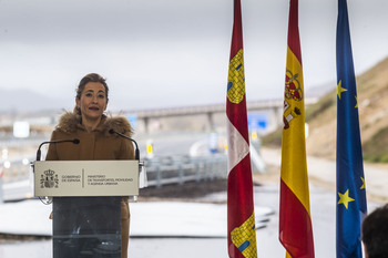 Sánchez anuncia en Extremadura su tren veloz y Burgos espera