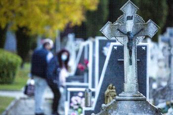 Detenido por dañar 14 lápidas del cementerio de Quintanar