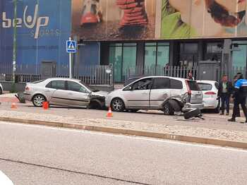 Un herido tras un aparatoso accidente en Villalonquéjar