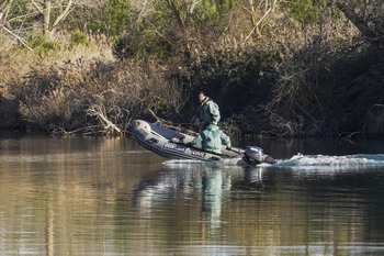 Los submarinistas rastrean la presa del Duero en Traspinedo