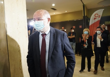 Igea pide a PSOE y PP que reflexionen lejos de su 