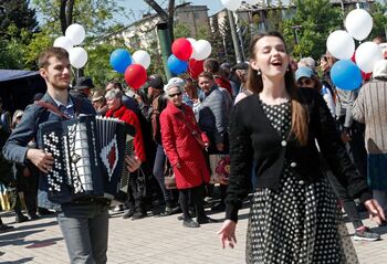 Mariúpol se llena de banderas rusas para el Día de la Victoria