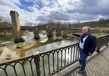 Frías exige una limpieza del Ebro tras los daños del puente
