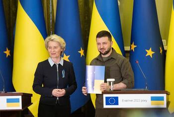 La UE concede a Ucrania y Moldavia el estatus de candidato