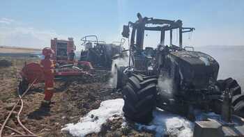 Se queman una empacadora y un tractor en Cerezo de Río Tirón