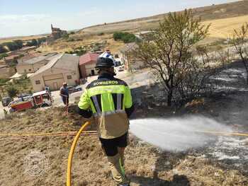 Vecinos y bomberos sofocan un pequeño incendio en Riocerezo
