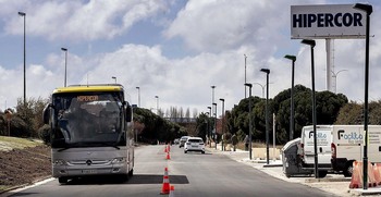 Nuevo asfalto en el vial de acceso a Parque Burgos
