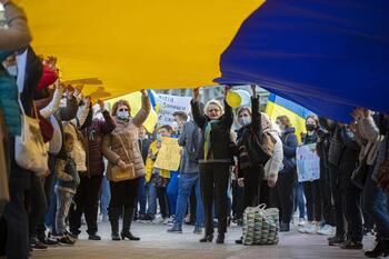 Exteriores saca a 50 españoles en un convoy desde Ucrania