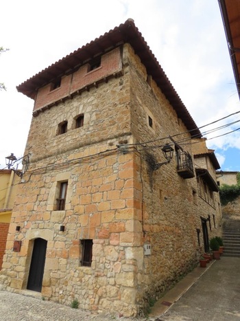 Venden la torre medieval de Herrán, pionera del turismo rural
