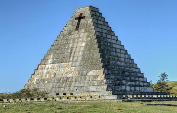 Valdebezana ve un «despropósito» el derribo de la pirámide